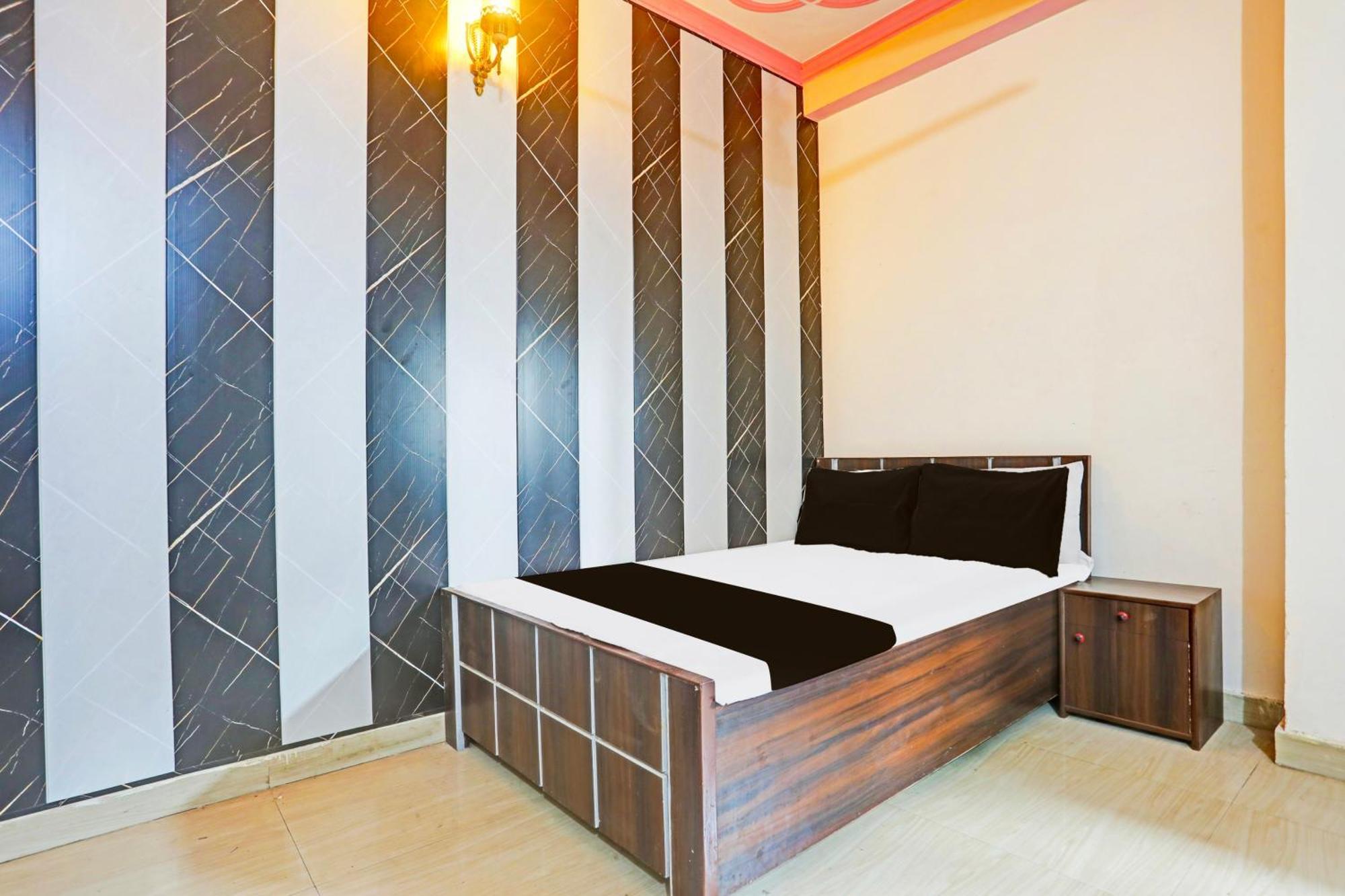 Hotel O Arvi Guest House พาราณสี ภายนอก รูปภาพ