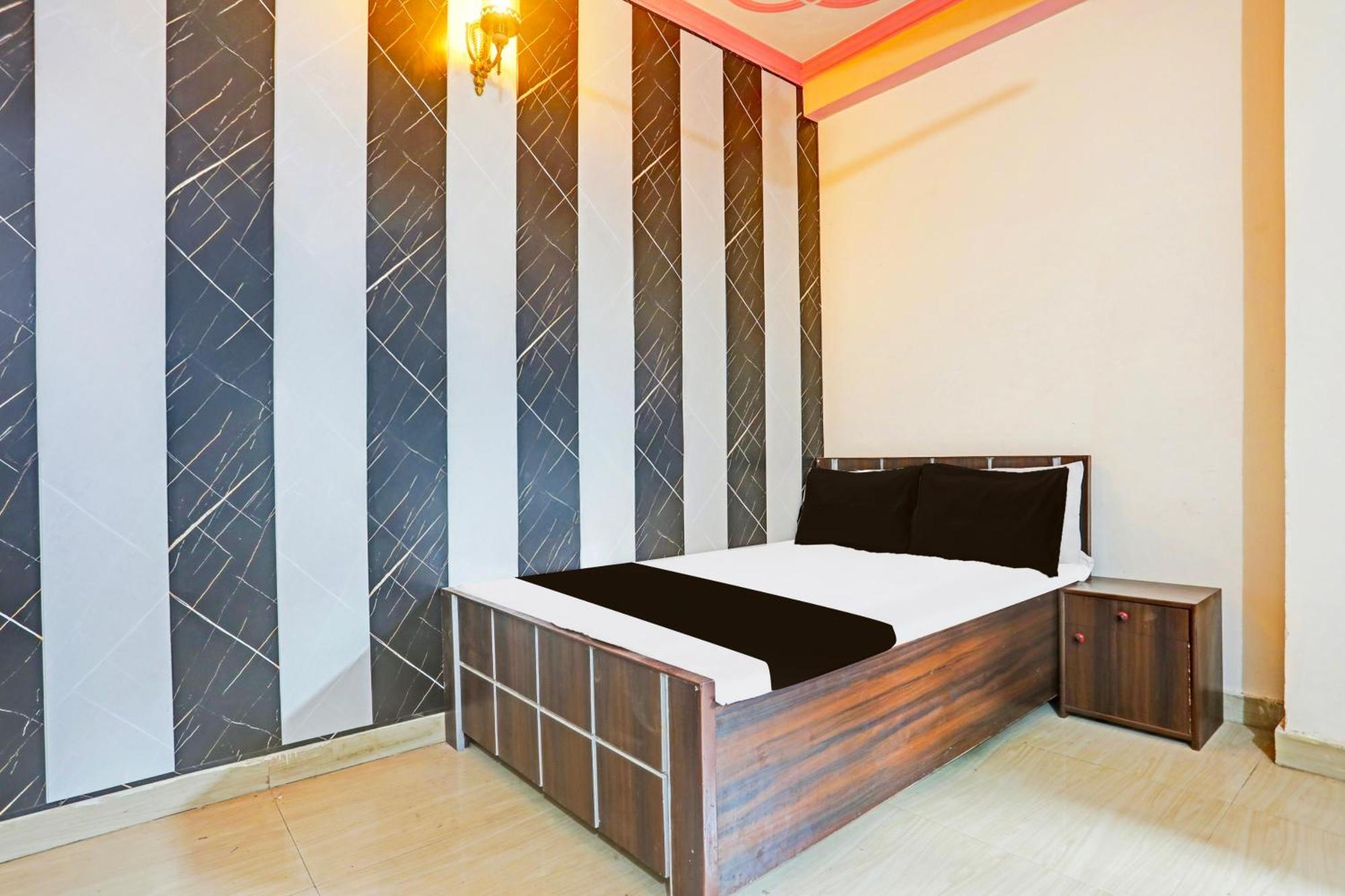 Hotel O Arvi Guest House พาราณสี ภายนอก รูปภาพ